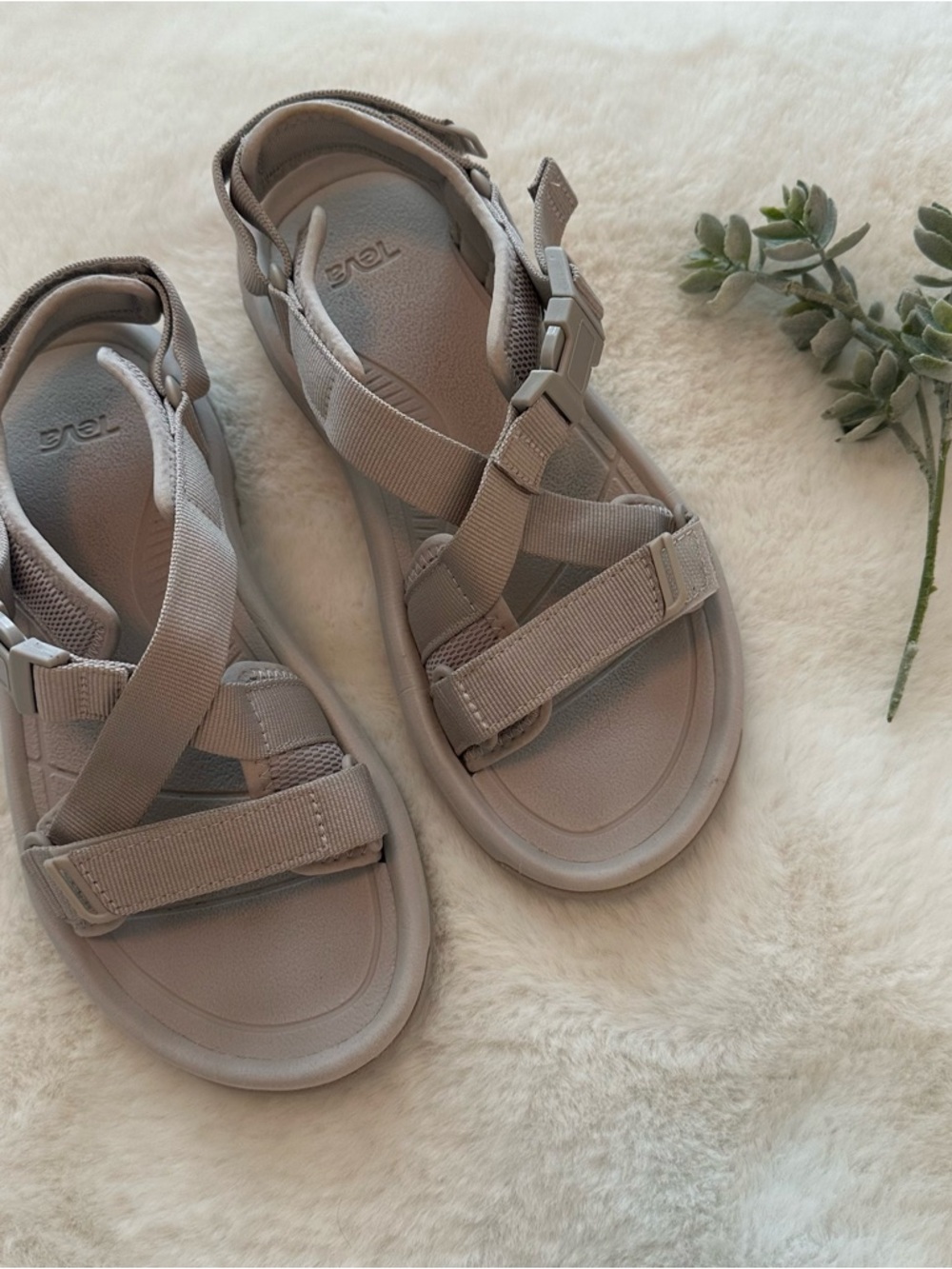 🩶SOLD🩶Teva | EUC - Hurricane Verge - Size 9 - Grey